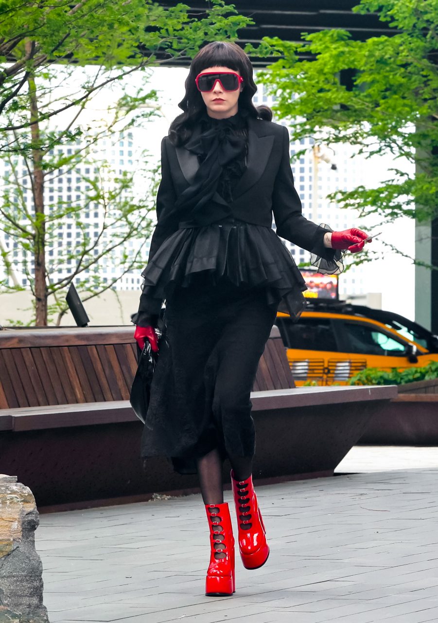 Cara Delevingne以黑寡婦造型現身《美國恐怖故事》片場！盤點她出席活動中全黑盛裝造型