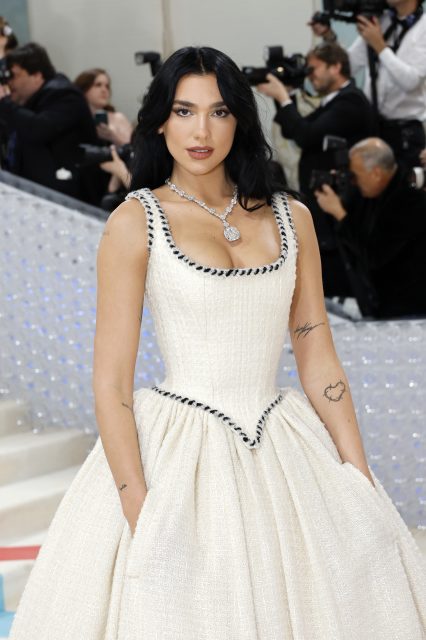 Met Gala 2023| 為你拆解 Dua Lipa 兩套 Chanel 造型!搭配首次面世 Tiffany & Co. 超過200卡鑽石項鏈