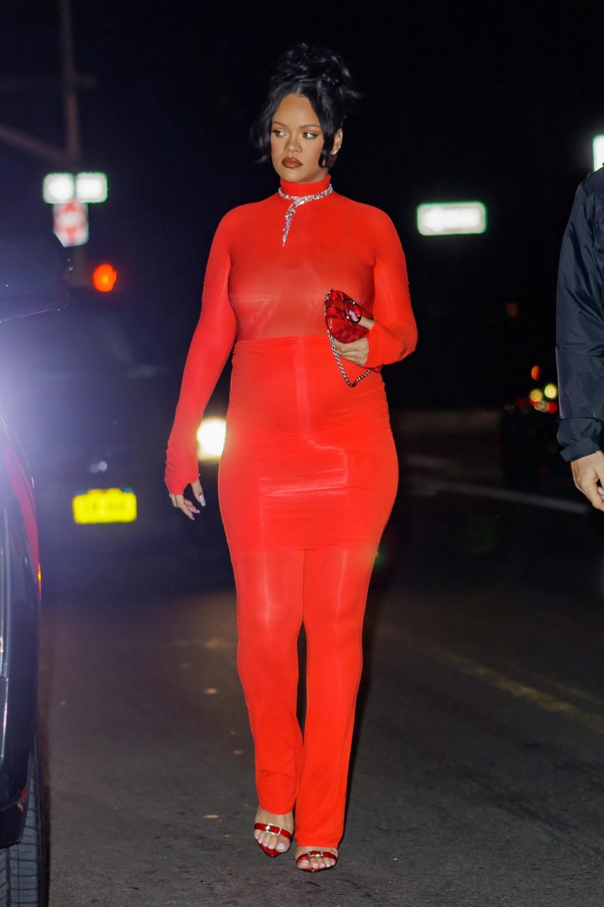 Rihanna 找到了她的 It Bag 新寵？多次出行手不離身是這款 Gucci 的手拿包⋯⋯