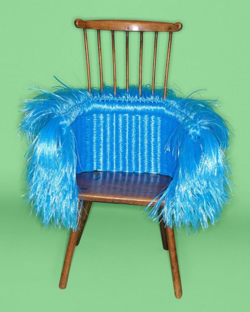 Loewe以一系列椅子重返米蘭國際家具展,由工匠編織出三十張獨一無二作品