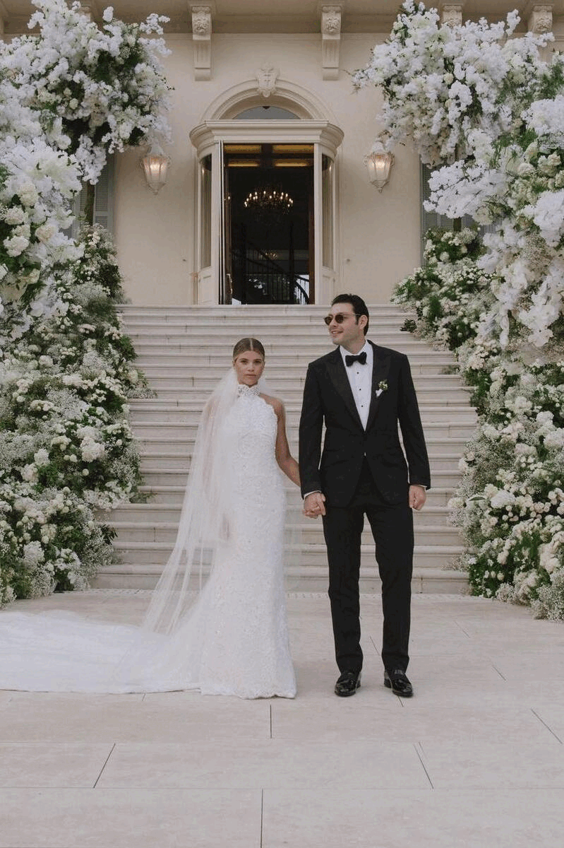 穿上 Chanel 出嫁的幸福新娘！Sofia Richie 的南法夢幻婚禮讓 Chanel 搜索量飆升了 300%⋯⋯