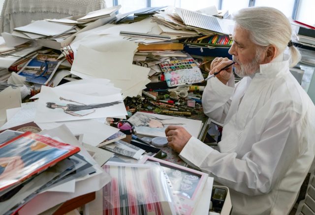 植村秀先生甚至為 Karl Lagerfeld 訂製眼影盤?Karl Lagerfeld 的珍貴草圖創作都以「眼影」上色