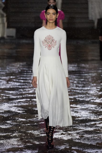 Dior Cruise 2024|向墨西哥文化致敬 天橋美容造型以Frida Kahlo為靈感 打造出「銜尾蛇辮」