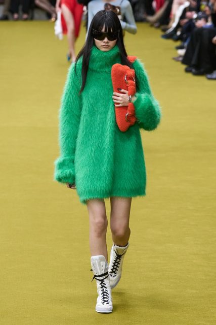 入手新鞋必看！為你總結 10 個 2023 秋冬鞋履趨勢：黑色高踭鞋、尖頭平底鞋、家居鞋⋯⋯