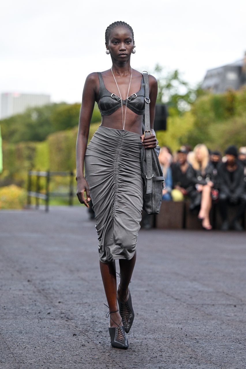 低腰褲裝、胸衣當上衣、及膝長裙……「後疫情」的2023年春夏時尚潮流