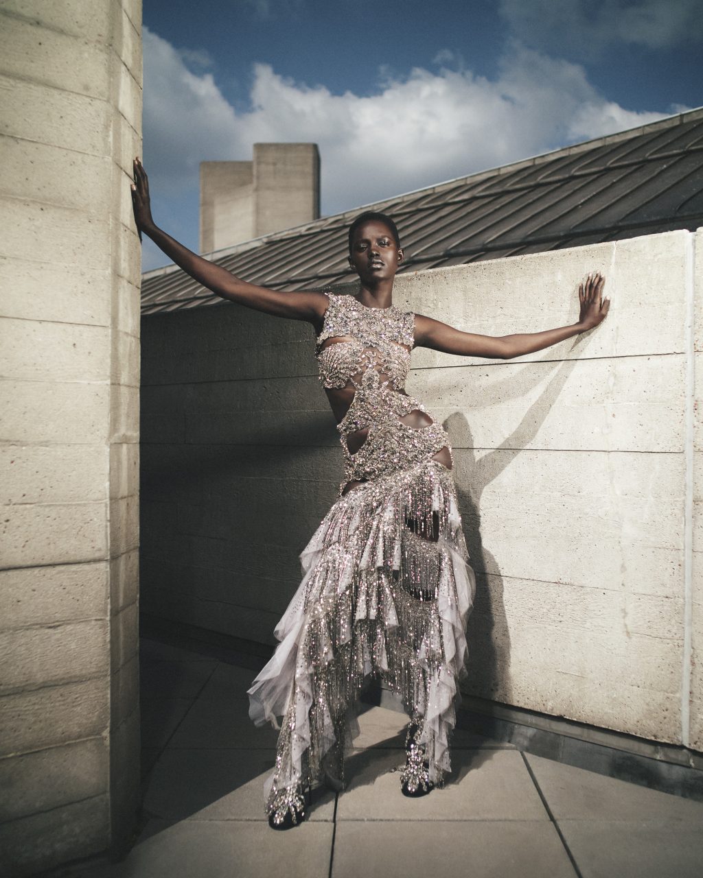 極致繁複拉鏈、銀色水晶鑲嵌「呼應」一場1997年的時尚挑釁｜Alexander McQueen Pre-Fall 2023