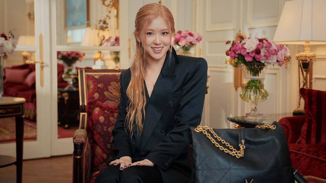 公開 Blackpink Rosé 隨身YSL手袋的愛用物：吸油紙、太陽眼鏡、書、有線耳機⋯⋯