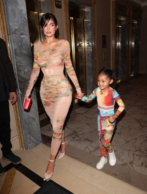 Kylie Jenner 與女兒 Stormi 換上 Jean Paul Gaultier 印花緊身衣造型亮相,一同挑戰最強「母女裝」地位!