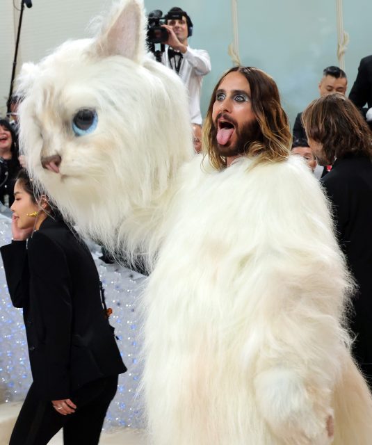 Met Gala 2023｜Karl Lagerfeld 生前愛貓 Choupette 成為 Met Gala 紅毯靈感！Jared Leto、Doja Cat 一同化身貓咪造型⋯⋯