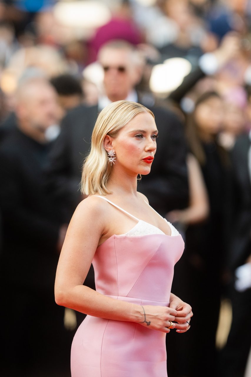 康城影展 2023｜露出禮服底下的胸罩？紅地毯上的破格性感風潮