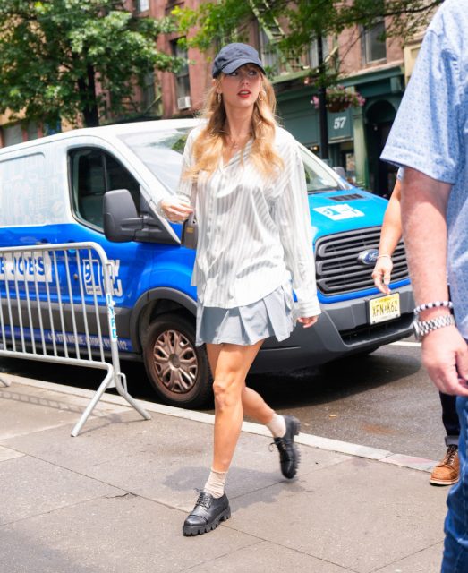 天后 Taylor Swift 私下穿搭更愛舒適的「鄰家女孩」風格!跟着她以基礎百搭單品打造今夏造型