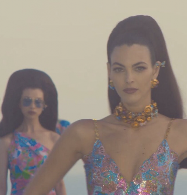 迎接Barbiecore美容熱潮 Versace與Dua Lipa合作的最新La Vacanza系列大玩芭比美容造型