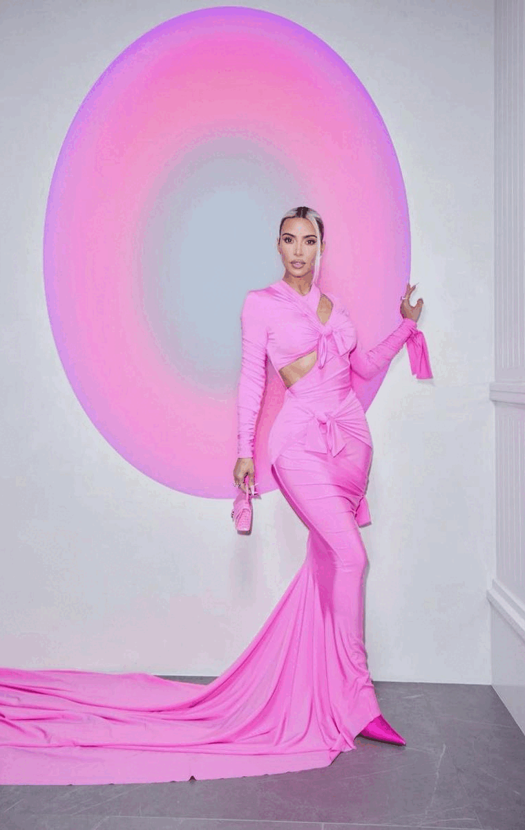 以電影《Barbie》為靈感！時尚女王 Kim Kardashian 與女兒們的「Barbiecore」穿搭術！