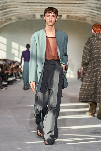 Dries Van Noten 以流暢剪裁與色彩組合重塑男士風格,演繹一種年輕的優雅|Spring / Summer 2024 Menswear
