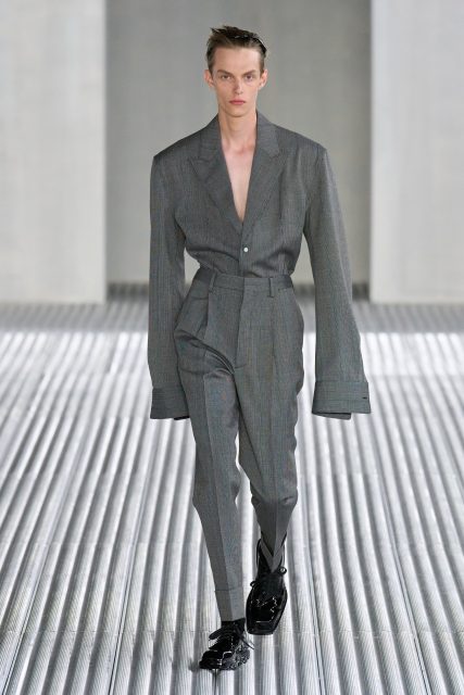 Prada 以設計解放傳統男裝中的男性！「黏液」從天而降，探索一種自由的流動形態 ｜Spring / Summer 2024 Menswear