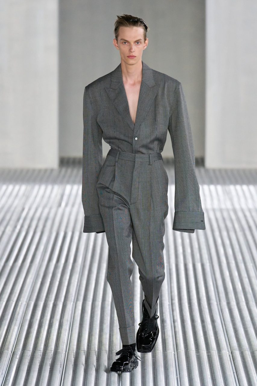 Prada 以設計解放傳統男裝中的男性！「黏液」從天而降，探索一種自由的流動形態 ｜Spring / Summer 2024 Menswear