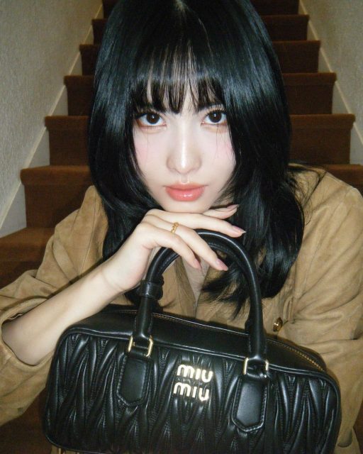 最新「Miu Miu Girl」是她!Twice 成員 Momo 出任 Miu Miu 品牌大使,演繹全新 Miu Arcadie 手袋!