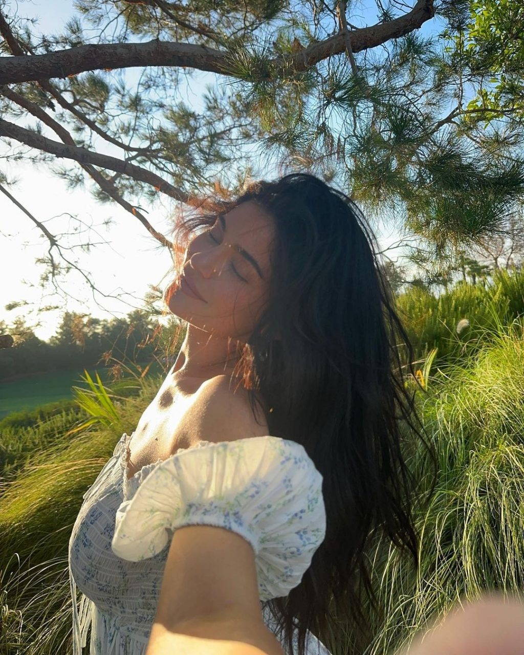 Kylie Jenner 換風格了？一起跟她換上浪漫復古碎花裙！