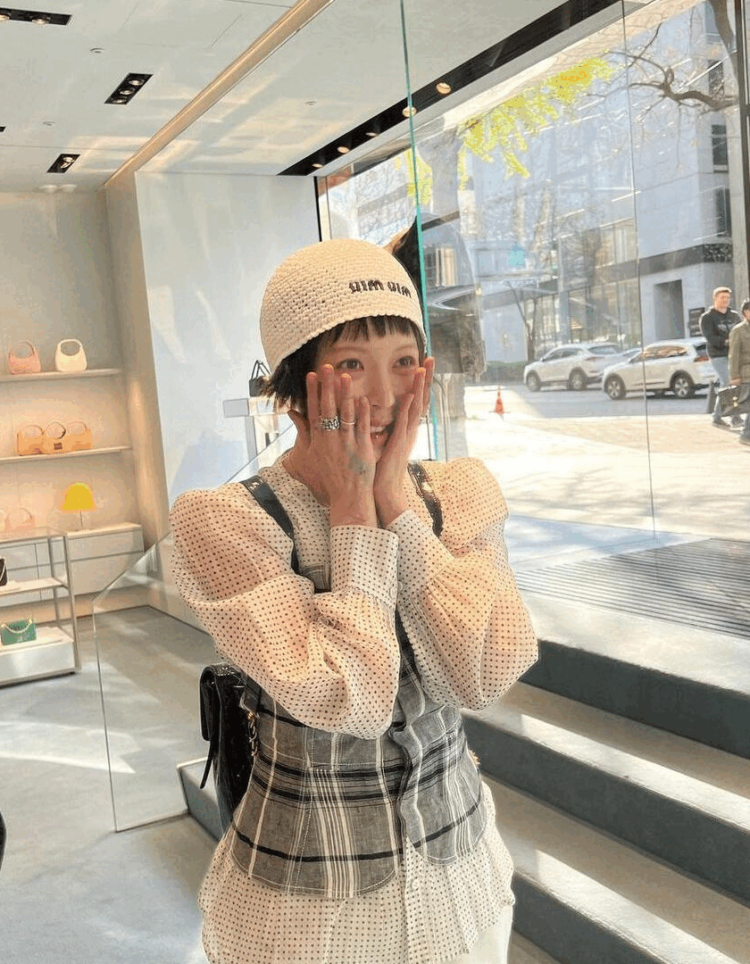 泫雅生日快樂！「性感小野馬」示範夏日戴針織帽的 Y2K 新趨勢！