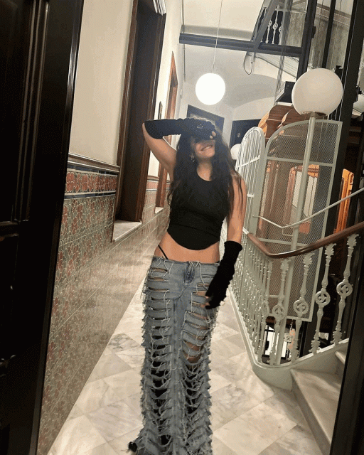 Style file：嬌小女生的 Y2K 穿搭教科書！西班牙創作小天后 Rosalía 的隨性街頭造型