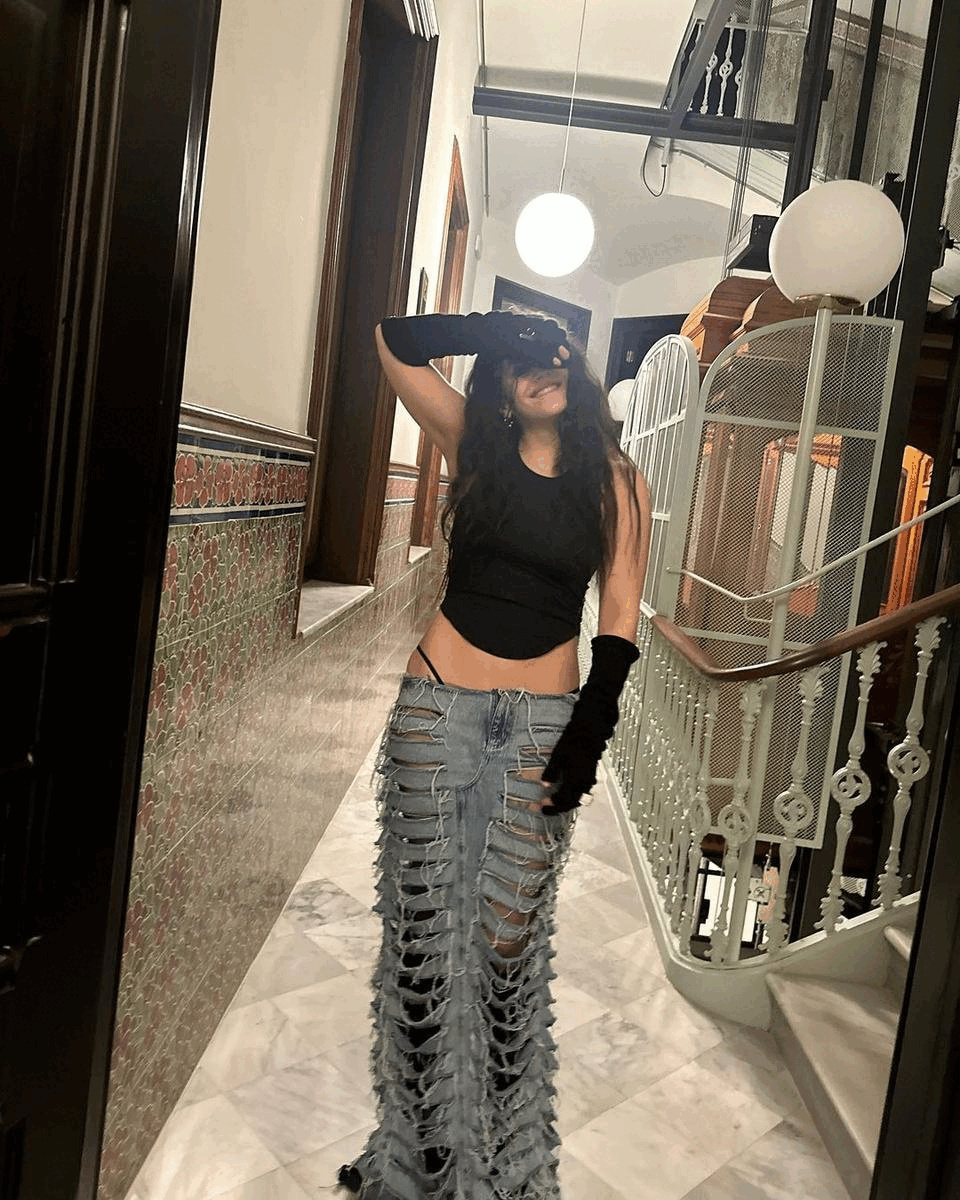 Style file：嬌小女生的 Y2K 穿搭教科書！西班牙創作小天后 Rosalía 的隨性街頭造型