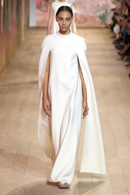 Dior 從古代服裝取材,演繹一種靜謐簡約的「女神時裝」|Haute Couture Fall 2023