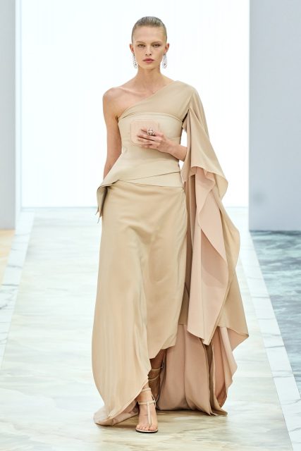 Kim Jones 與 Delfina Delletrez Fendi 攜手以珠寶調色盤創作高訂時裝系列,演繹時裝與珠寶的完美結合|Fall 2023 Couture