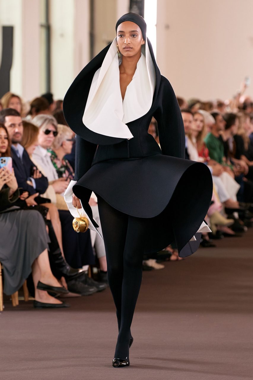 Schiaparelli 致敬藝術大師傑作，Daniel Roseberry 創造「不可能的衣櫥」｜Fall 2023 Couture