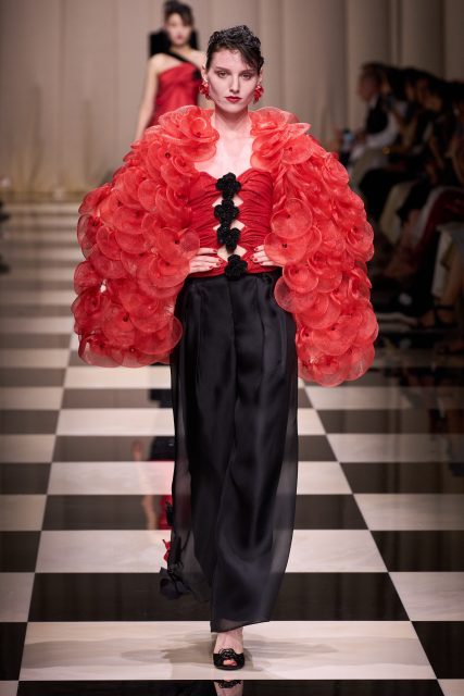將玫瑰揮灑於時裝造型,Armani Privé 重新詮釋神秘且優雅的女性浪漫主義|Fall 2023 Couture