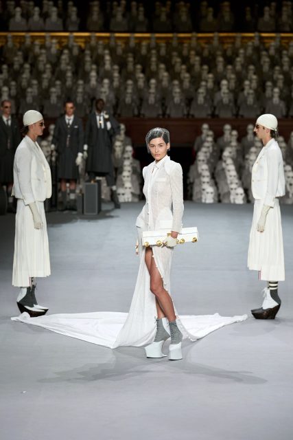 Thom Browne 在巴黎歌劇院奉上的首個高訂時裝展,有哪些值得細看的亮點?