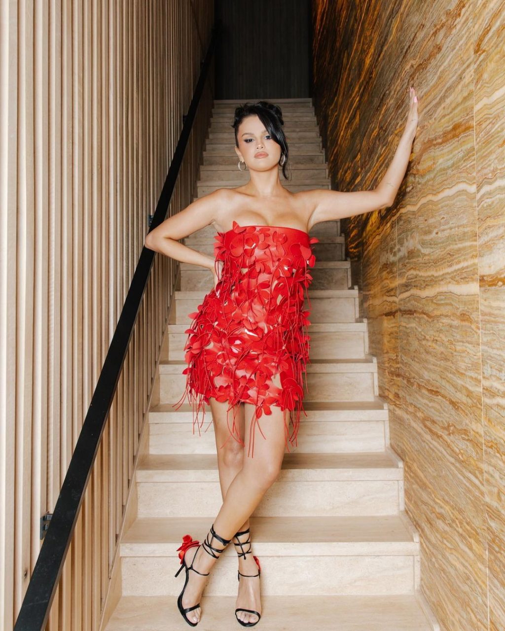 Selena Gomez 與好友舉行 31 歲生日派對！以超搶眼紅色性感連身裙亮相化身最美主角