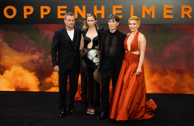 《奧本海默》倫敦首映紅地毯：Emily Blunt 變身40年代復古名伶、Florence Pugh以焦糖橙色高訂禮服亮相！