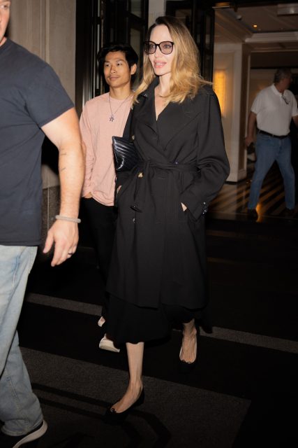 Angelina Jolie 也穿今季大熱的 Ballet Flat 芭蕾舞平底鞋?配上風衣打造完美的轉季穿搭 !