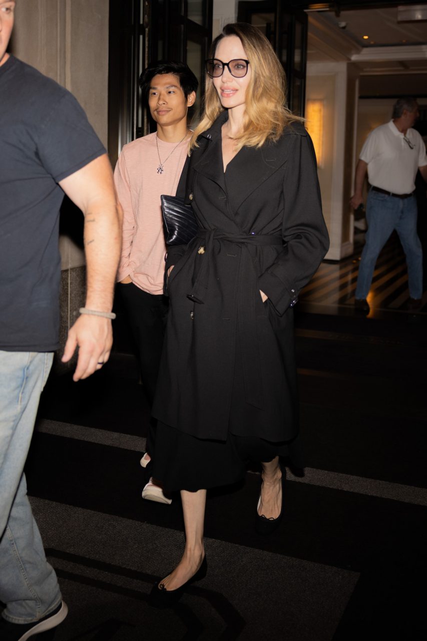 Angelina Jolie 也穿今季大熱的 Ballet Flat 芭蕾舞平底鞋？配上風衣打造完美的轉季穿搭 ！