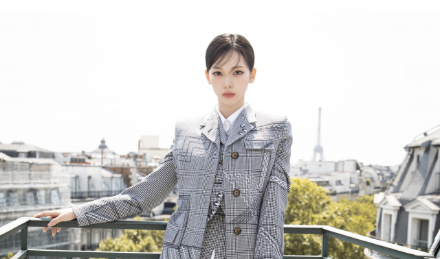 韓國女子組合 aespa 成員 Karina 以 Thom Browne 造型現身品牌巴黎時裝週,大方分享首先出席時裝展心得