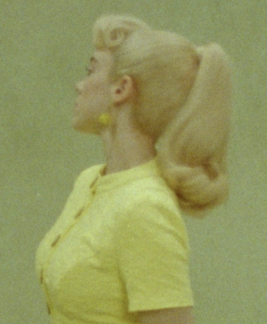 不一樣的芭比!Billie Eilish以復古黃色金髮芭比造型演繹《Barbie》電影歌曲