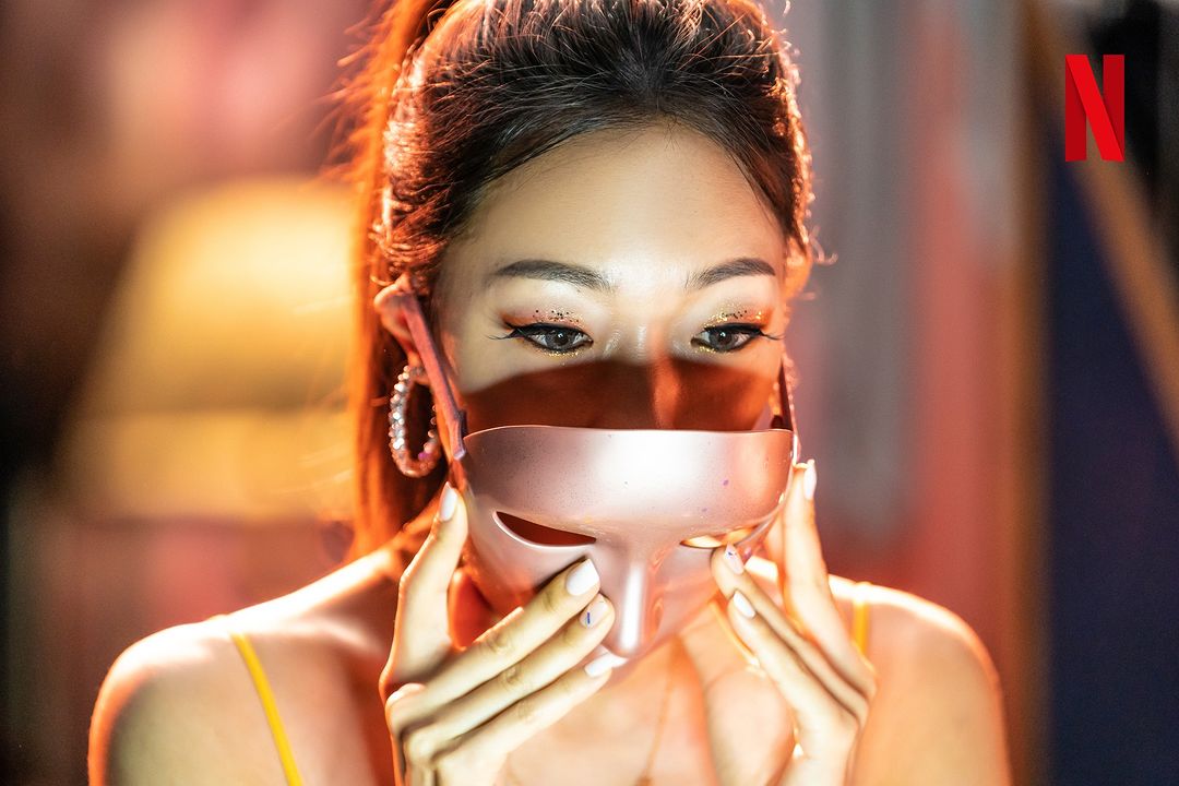 Netflix 《假面女郎》｜ 19 禁漫畫改編獵奇韓劇登場！《黑暗榮耀》廉惠蘭重現「復仇媽媽」之外，還有更多亮點！