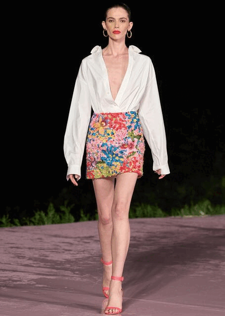 2023 碎花裙穿搭！另類碎花裙展現出復古且帶點浮誇的女性魅力