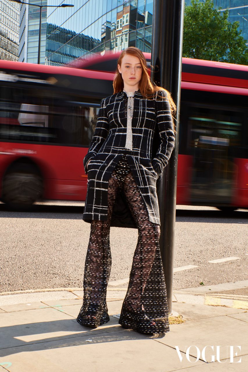 2023早秋時尚趨勢：透視喇叭褲的新性感態度！