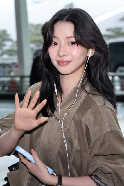 當下最流行的時尚配飾是「有線耳機」!為何 Gen Z 們放棄 AirPods,紛紛改成戴回有線耳機?