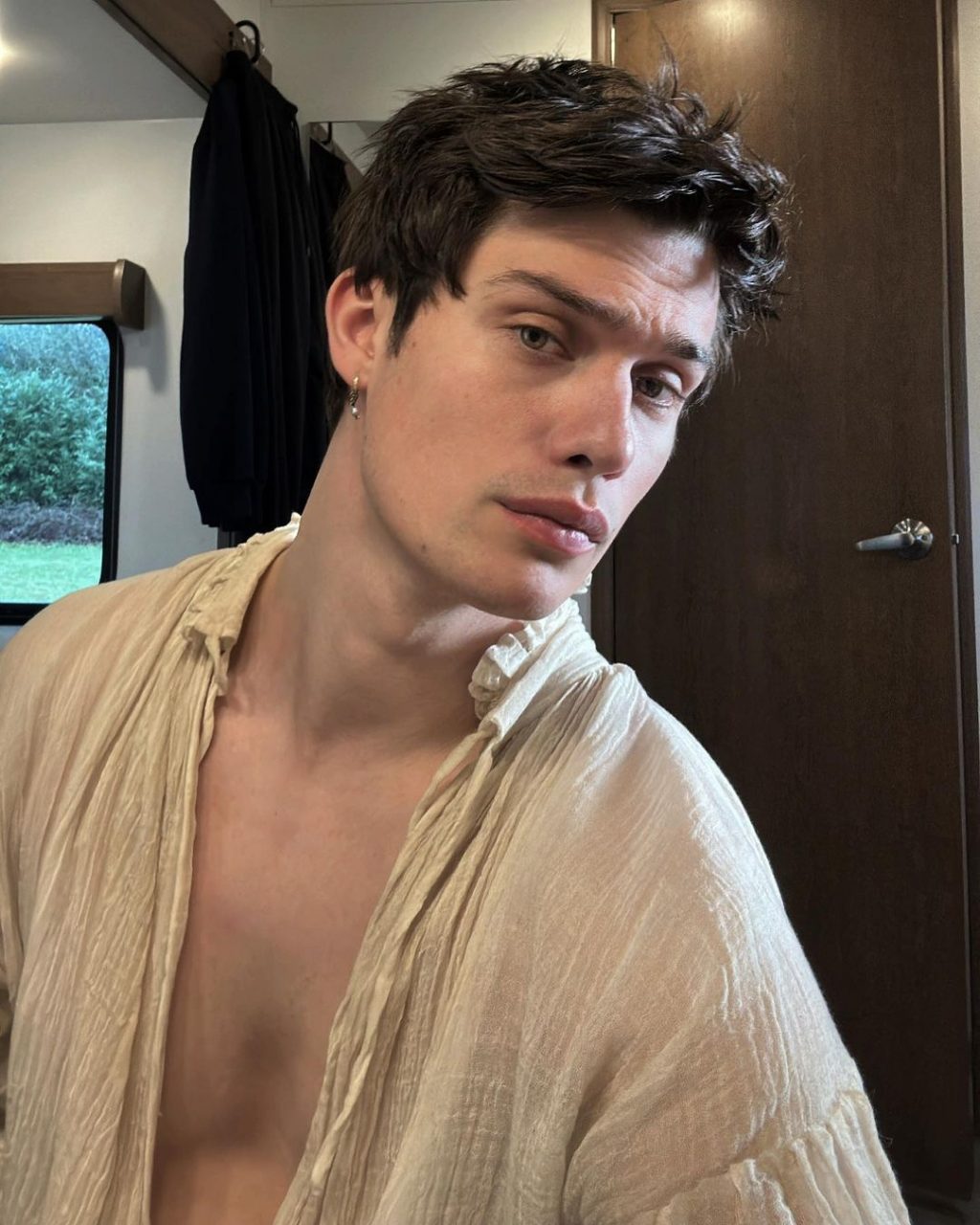 《王室緋聞守則》Nicholas Galitzine 擁有皇室血統、將與奧斯卡影后 Anne Hathaway 與 Julianne Moore 合作?你也許不知道這位英國男神的 5 件事!