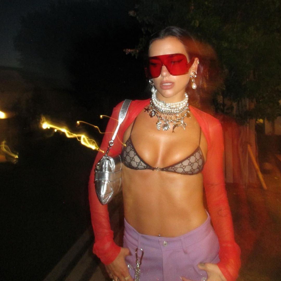 Dua Lipa 28歲生日造型化身一名 Raver Girl，力證獅子座女生最會打扮！