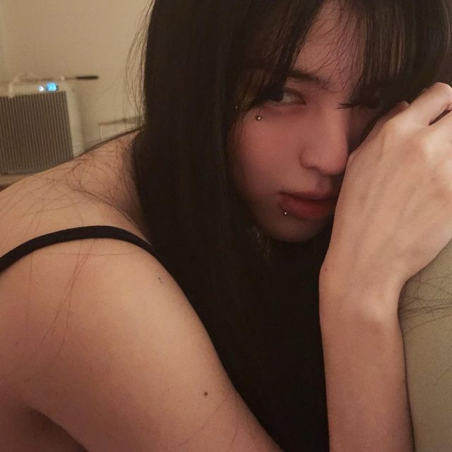 韓韶禧沈迷於各種 Y2K 時期產物？盤點女神穿刺、紋身、折疊手機等小眾愛用品！