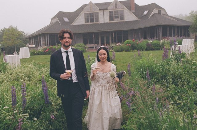 時尚又浪漫的婚禮!紐約華裔設計師Sandy Liang婚禮上穿了她自己設計的婚紗?