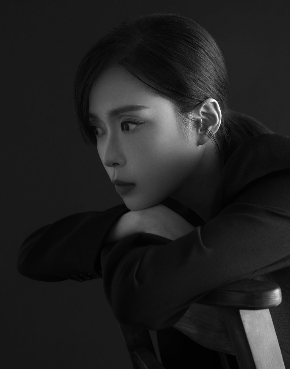 與 Charles & Keith 合作推出「Heart Is Every Wear」全黑系列！專訪現代藝術家 Henn Kim：「我的藝術是一種媒介，用來表達無法言傳的複雜情感。」
