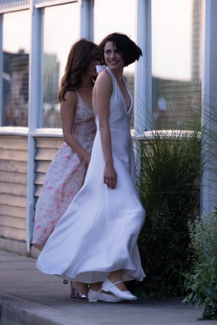 最美時尚新娘!Chanel 品牌寵兒、演員 Margaret Qualley 穿上白色緞面平底芭蕾舞鞋低調出嫁?