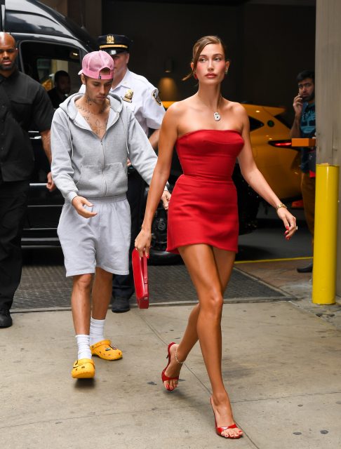 紅色是現在最熱門的顏色!Hailey Bieber 換上多套 Red Dress 及紅色單品演繹「夏日草莓女孩」風格⋯⋯