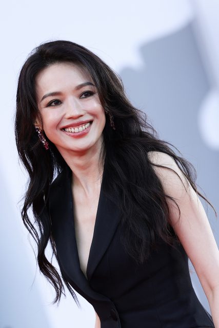 威尼斯影展 2023|盤點最佳紅地毯造型:最美評審舒淇以Alberta Ferretti黑色禮服閃耀登場,梁朝偉與劉嘉玲一同以Armani Privé訂製服甜蜜亮相!