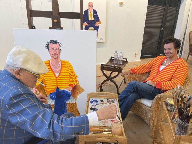 86歲英國藝術教父 David Hockney 親自為 Harry Styles 畫肖象畫:「當時我沒有真正意識到他是名人。」