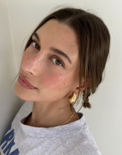 細數由Hailey Bieber帶起的食物彩妝潮流:草莓胭脂、肉桂牛油曲奇髮色、冬甩水潤肌等